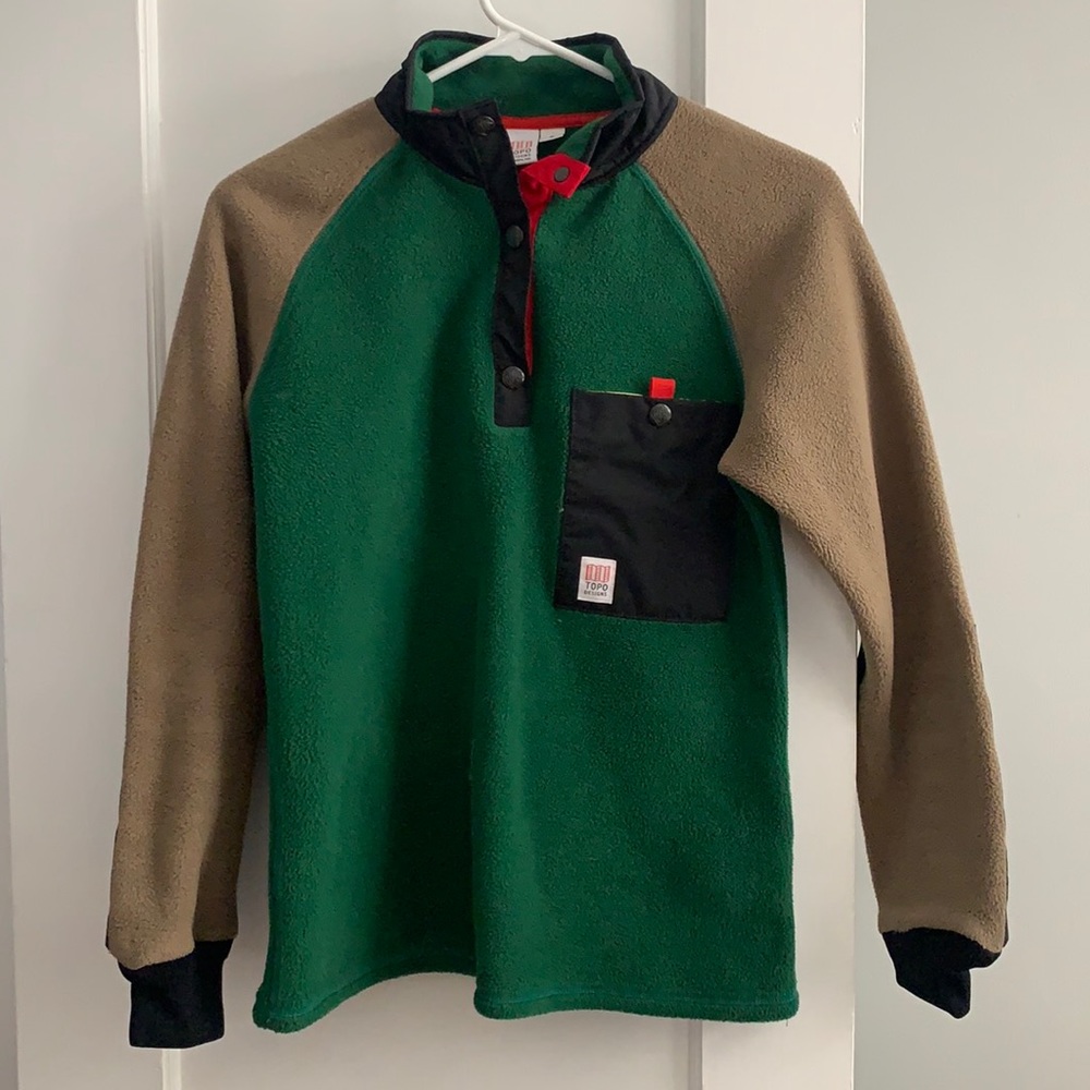 Women’s Topo fleece pullover, sz small, green, beige and black with red accents.
